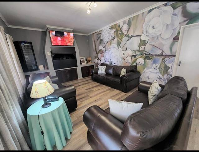 4 BEDROOM HOUSE FOR SALE IN TAFELZICHT